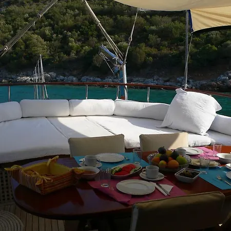 Úszó hotel Boat Onelli