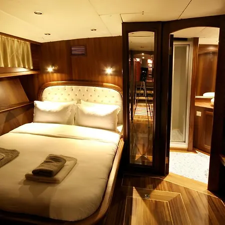 Boat Onelli Botel *